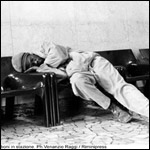 Un senzatetto dorme in un luogo pubblico